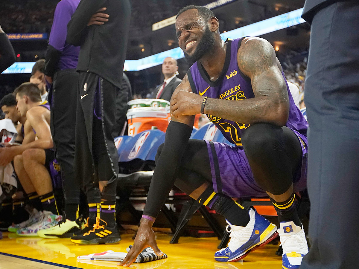 LeBron Injured In Lakers Rout Of Defending Champion Warriors